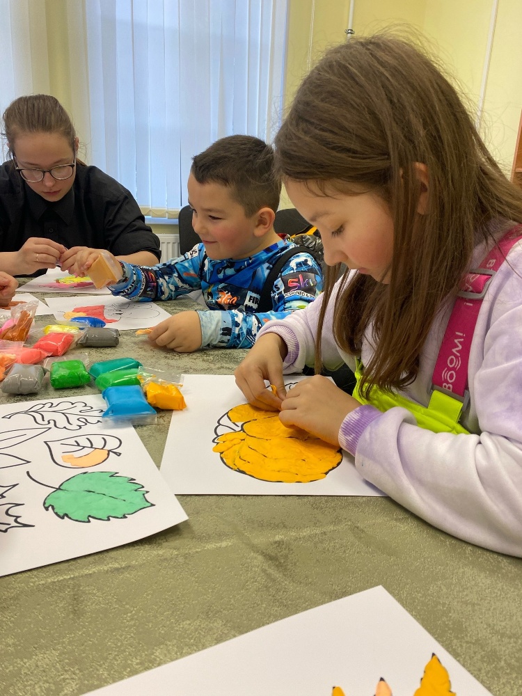 Библиотека совместно с МБУ КДЦ «Космос» провела с детьми интересный мастер-класс по рисованию пластилином, под названием «Пластилиновая раскраска».
