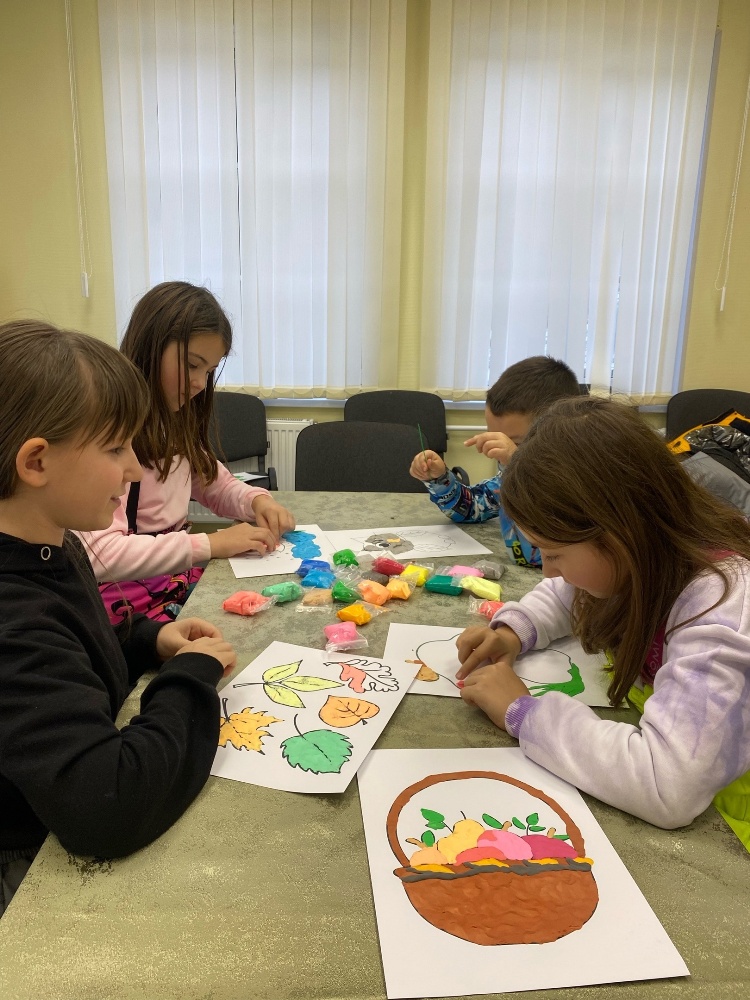 Библиотека совместно с МБУ КДЦ «Космос» провела с детьми интересный мастер-класс по рисованию пластилином, под названием «Пластилиновая раскраска».