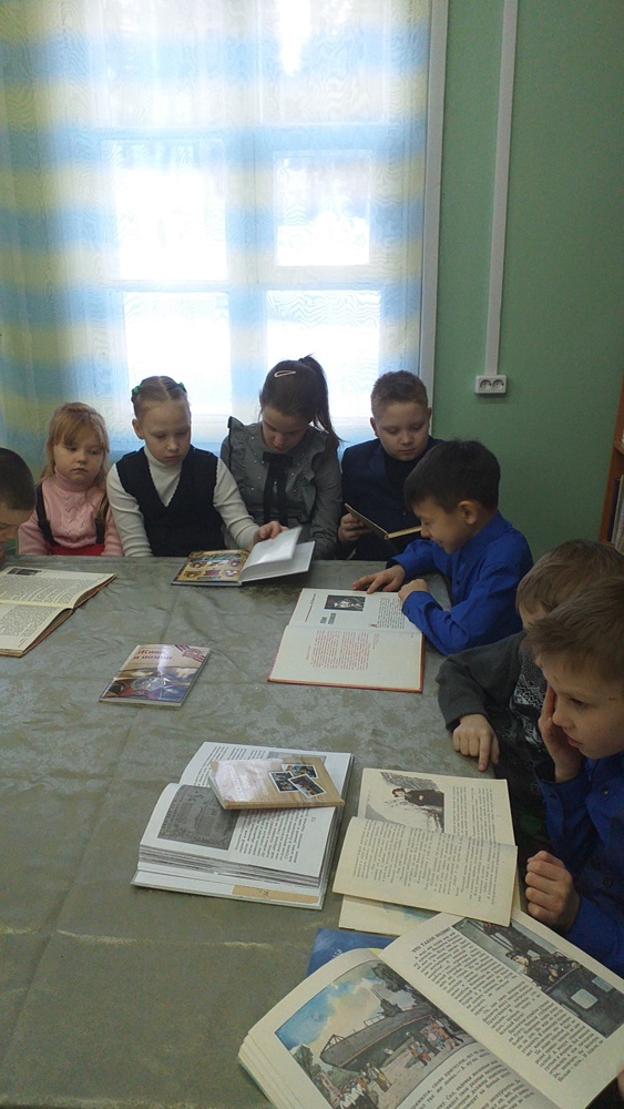 26 января для учащихся начальных классов  в библиотеке прошел урок посвященный дню полного освобождения Ленинграда от фашистской блокады. 
